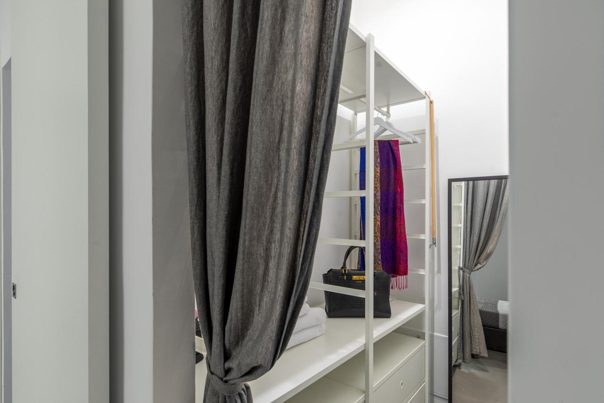 Trastevere Modern 4br 4baths, Wifi, Ac, Custom Kitchen, Living