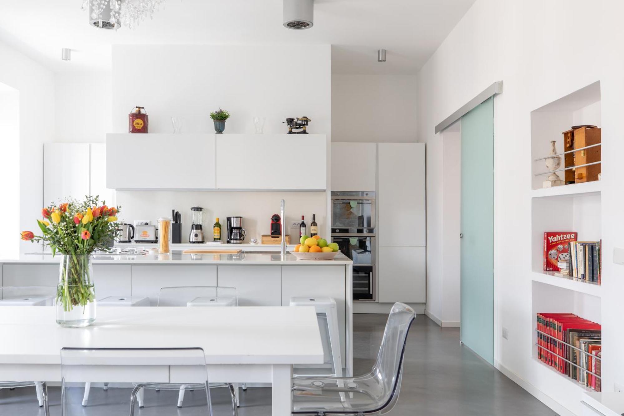 Trastevere Modern 4br 4baths, Wifi, Ac, Custom Kitchen, Living Rom