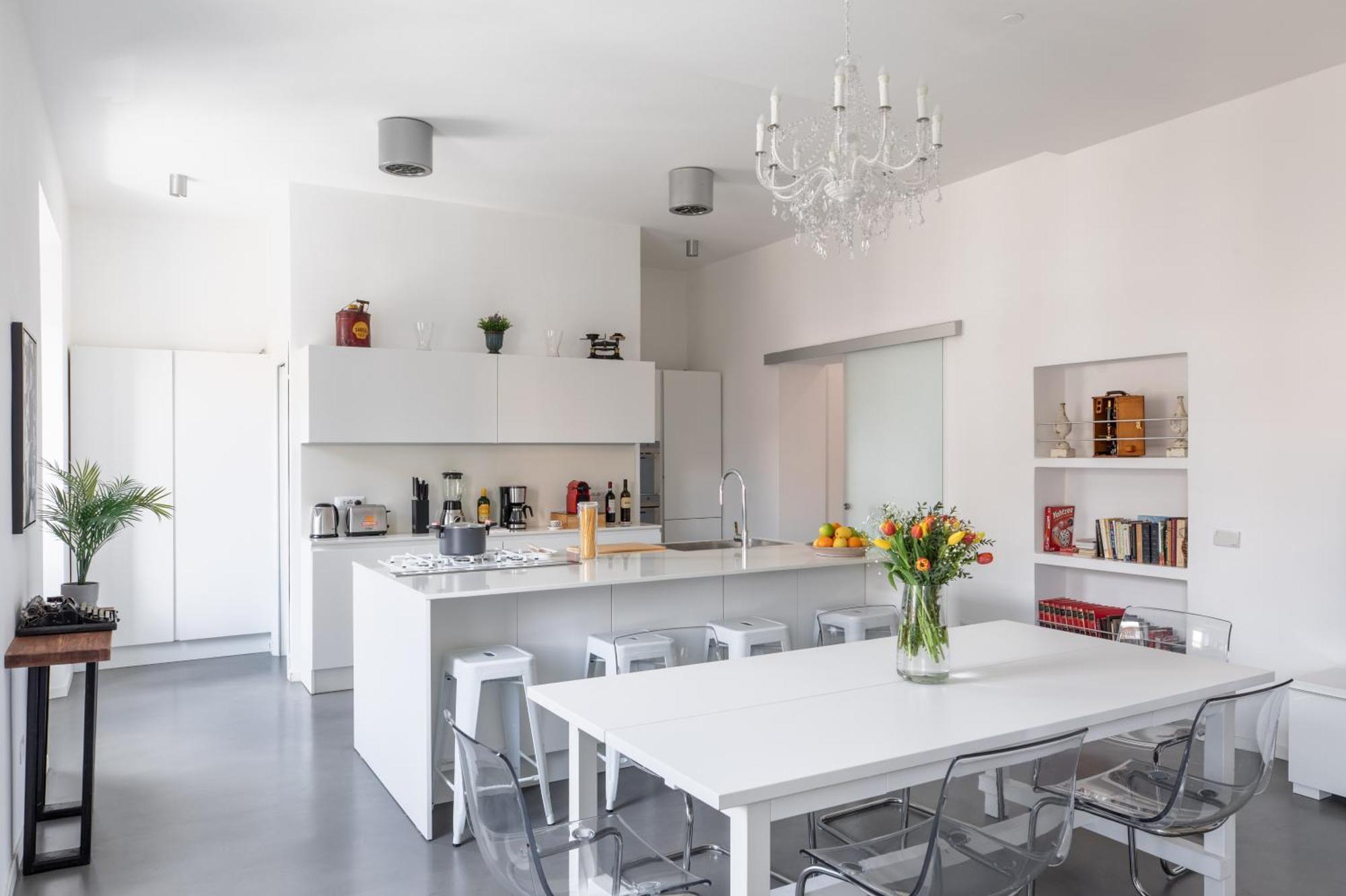 Trastevere Modern 4br 4baths, Wifi, Ac, Custom Kitchen, Living